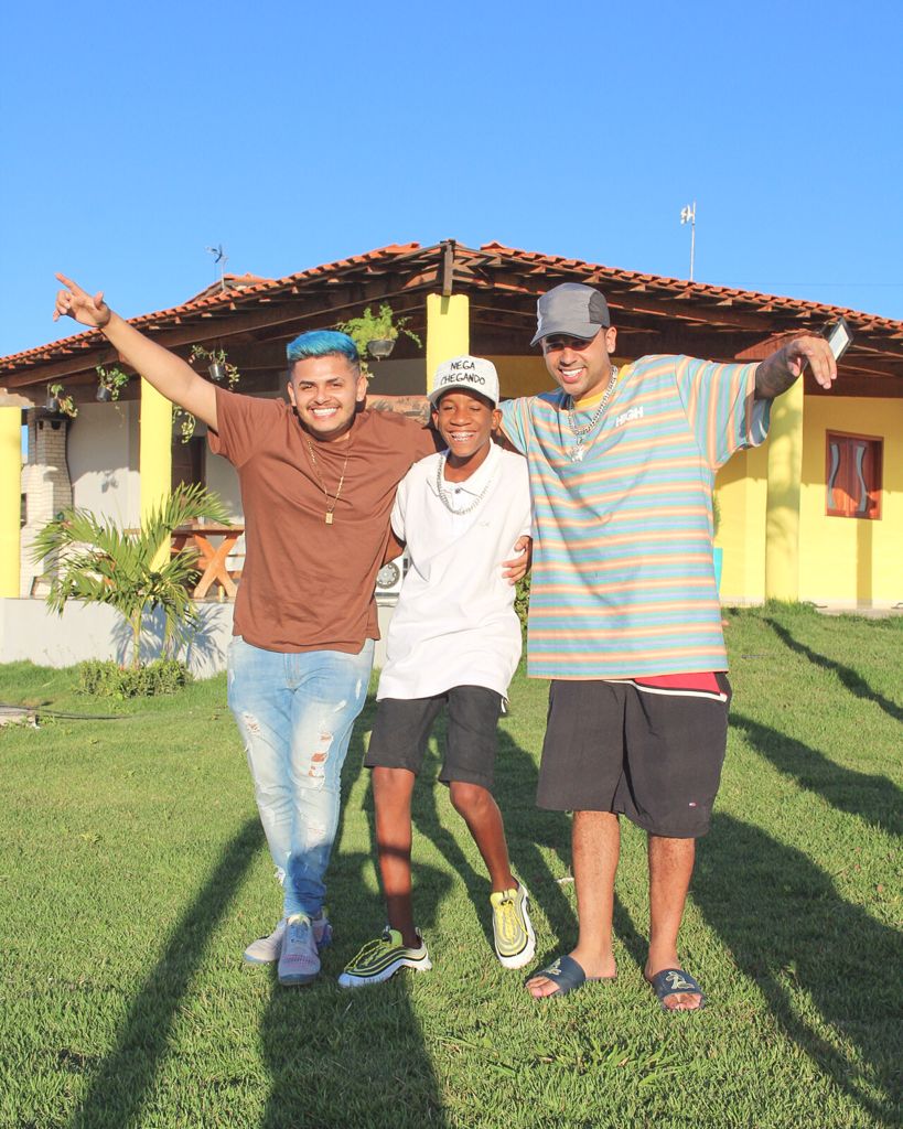 MC Robs viaja para Bahia e grava clipe com Menor Nico