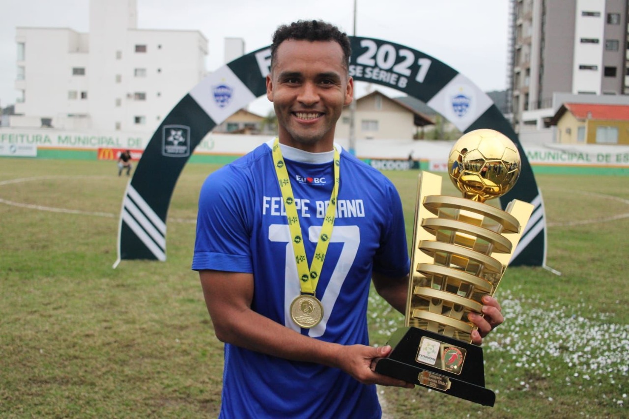 Autor do gol 200 do Barra, Felipe Baiano celebra título da Série B do Catarinense