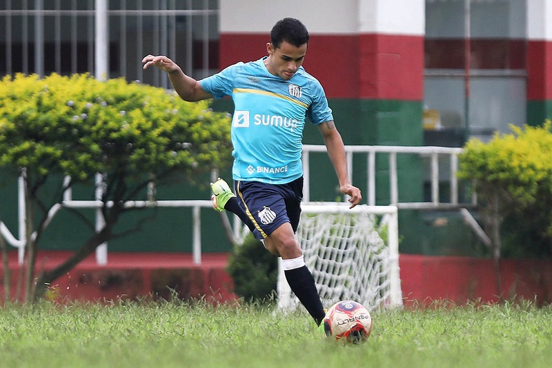 No Santos, Fernandinho espera se destacar e ajudar o time no Sub-20